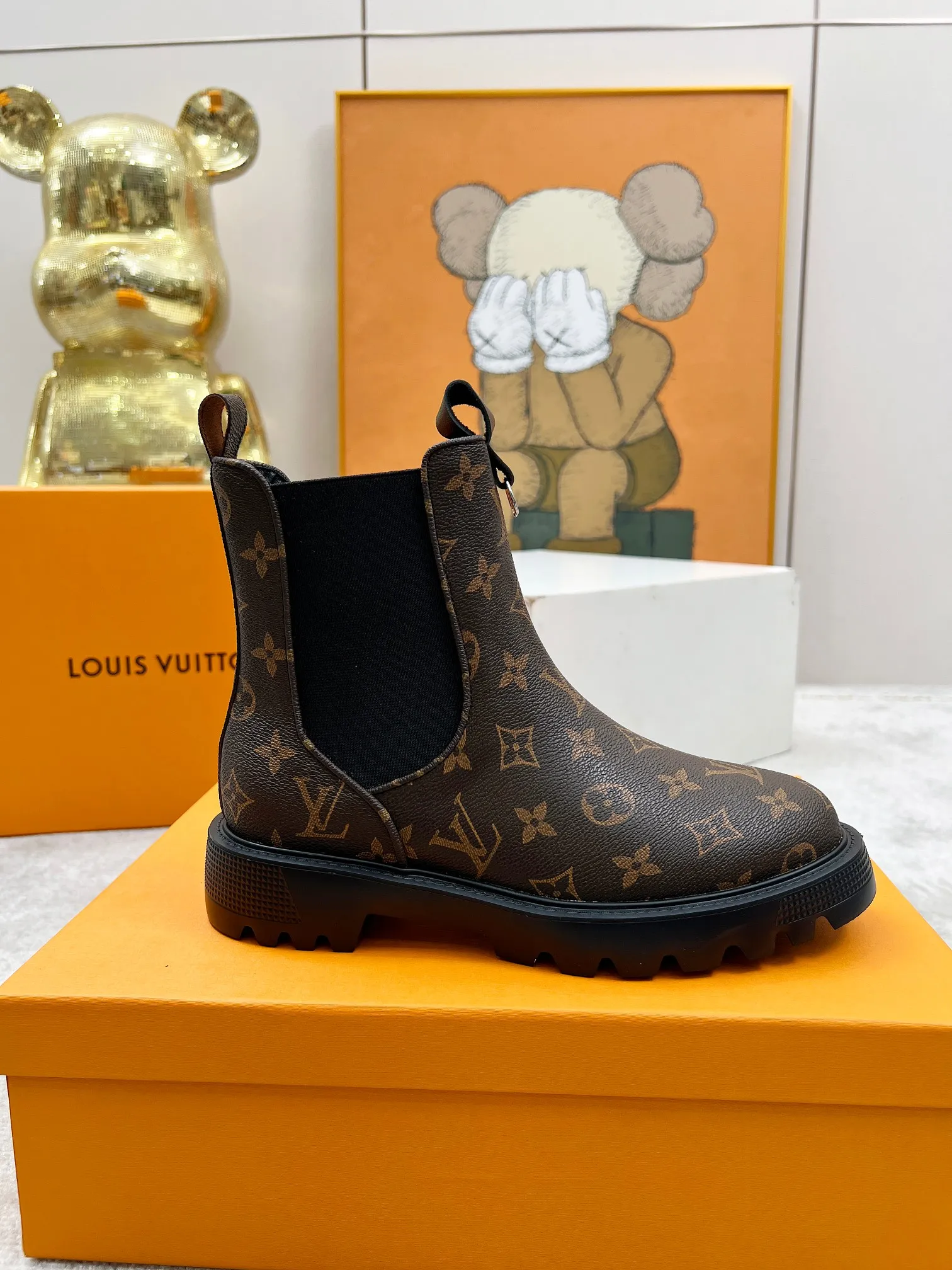 👟👟Ex-factory price 540👟👟 LOUS VUITON 🔥🔥🔥️ The latest short boots model from Louis Vuit 2025 official website, official website 💯 original version 1:1. LV Beaubourg uses calfskin to present a Chelsea-style upper, with a lightweight thick sole. Monogram canvas trim and contrast stitching outline the elastic side panels and seams respectively, cleverly interpreting the balance of strength and softness. It is a fashionable short boot that is comfortable and generous, versatile and very good-looking. Upper: Full-grain calfskin. Lining feet: sheepskin. Color: black/coffee, 35 to 40 yards, (414243 yards can be customized without return or exchange) Bosses are welcome to place orders